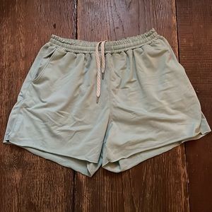 Vuori boyfriend short celery heather size small